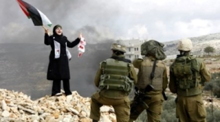 Palestinian woman confronts soldiers