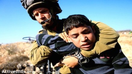 Israeli soldier arrests palestinian child