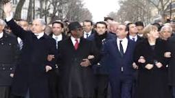 Netanyahu waving at Paris demonstration
