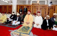 King Mohammed prays in a mosque in Zanzibar